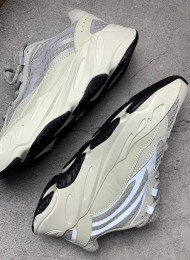 Кроссовки Adidas Yeezy 700 V2 Static White живое фото 1
